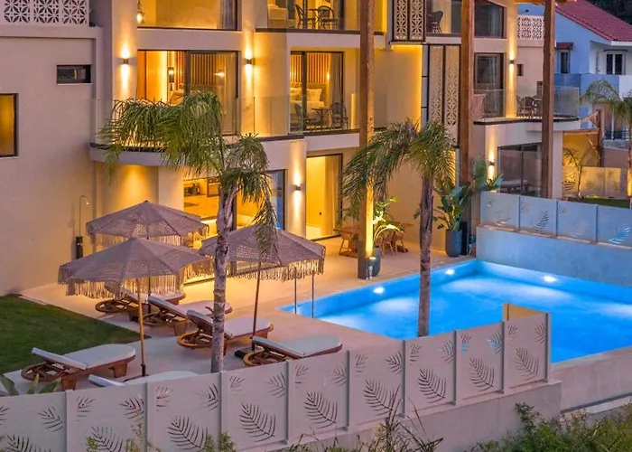 Costas Luxury - Costa's *